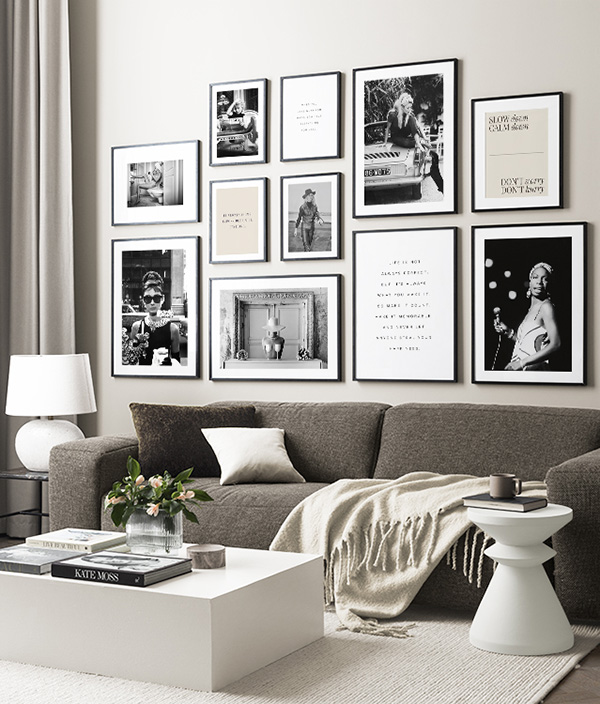 Composición de cuadros y láminas para decorar la pared del sofá en blanco y negro