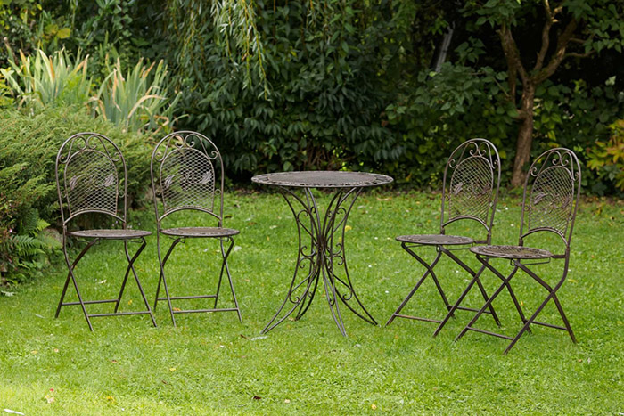 Conjunto de muebles de hierro forjado para jardín. Cómo limpiar y pintar el hierro forjado
