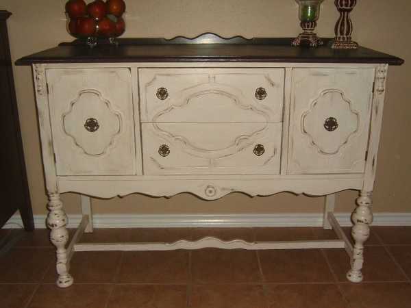 Un aparador antiguo pintado de blanco envejecido