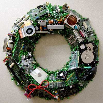 corona de navidad hecha con chips y piezas de ordenador