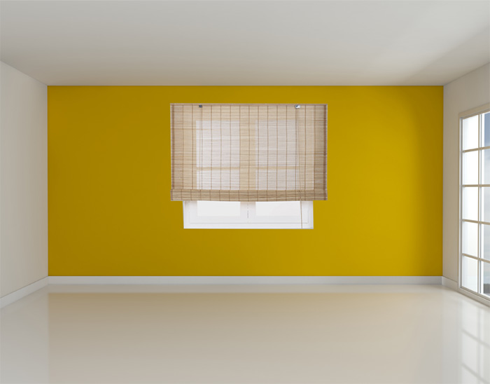 Cortinas de cañizo en paredes amarillas