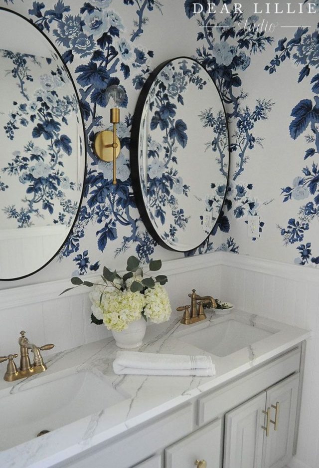 Un cuarto de baño con papel pintado