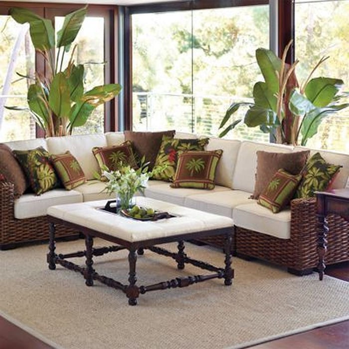 Salón colonial decorado con plantas
