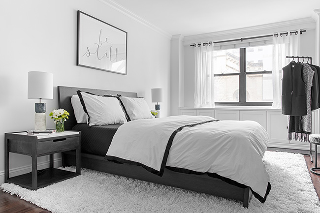 Un dormitorio moderno decorado en blanco y negro