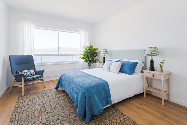 Un dormitorio moderno decorado en tonos azules