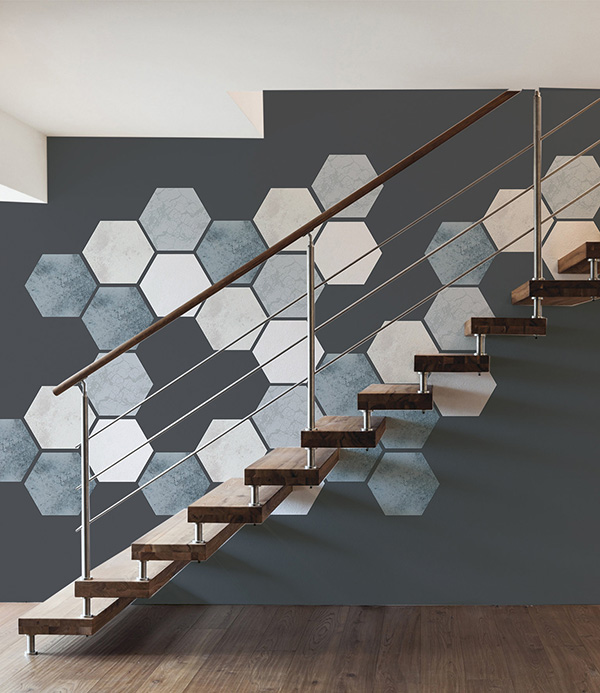 Una escalera decorada con vinilos geométricos modernos