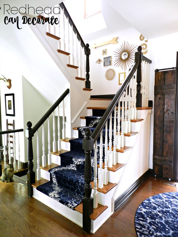 Una escalera decorada con una alfombra y una galería de elementos decorativos