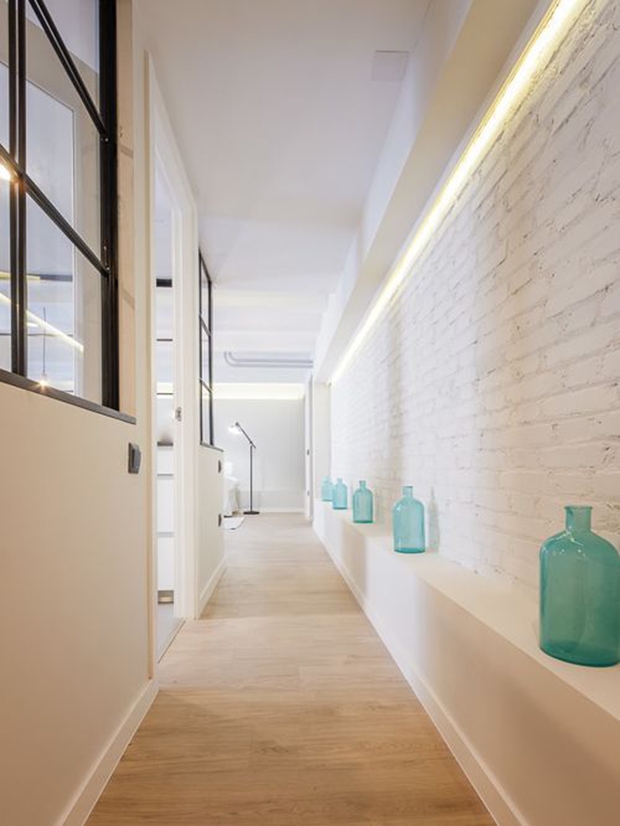 Un pasillo largo decorado en blanco