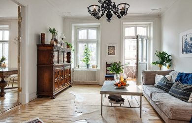 Un salón con una pieza antigua. Decoración que vas a querer y mucha luz natural