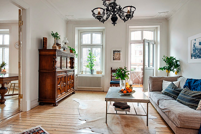 Decoración con muebles antiguos, en un salón calmante y zen con luz natural