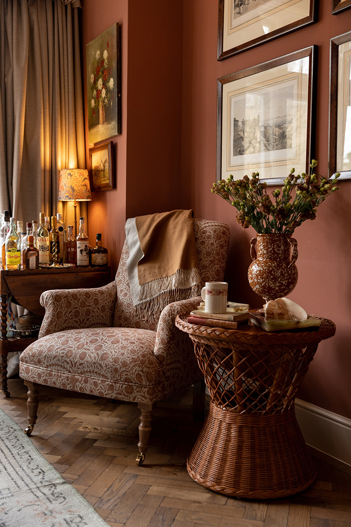 Rincón acogedor en tonos rojos