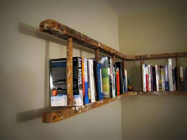 Una escalera antigua como estante para libros para decorar la casa sin gastar dinero