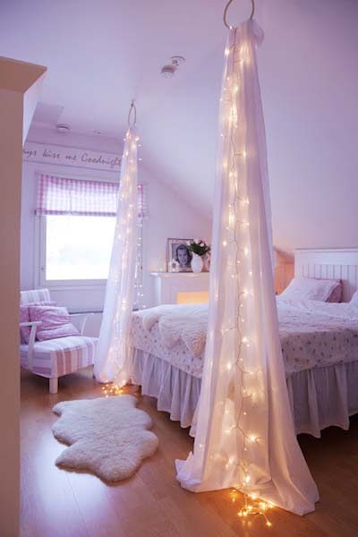 Guirnaldas de luces decorando un dosel de cama