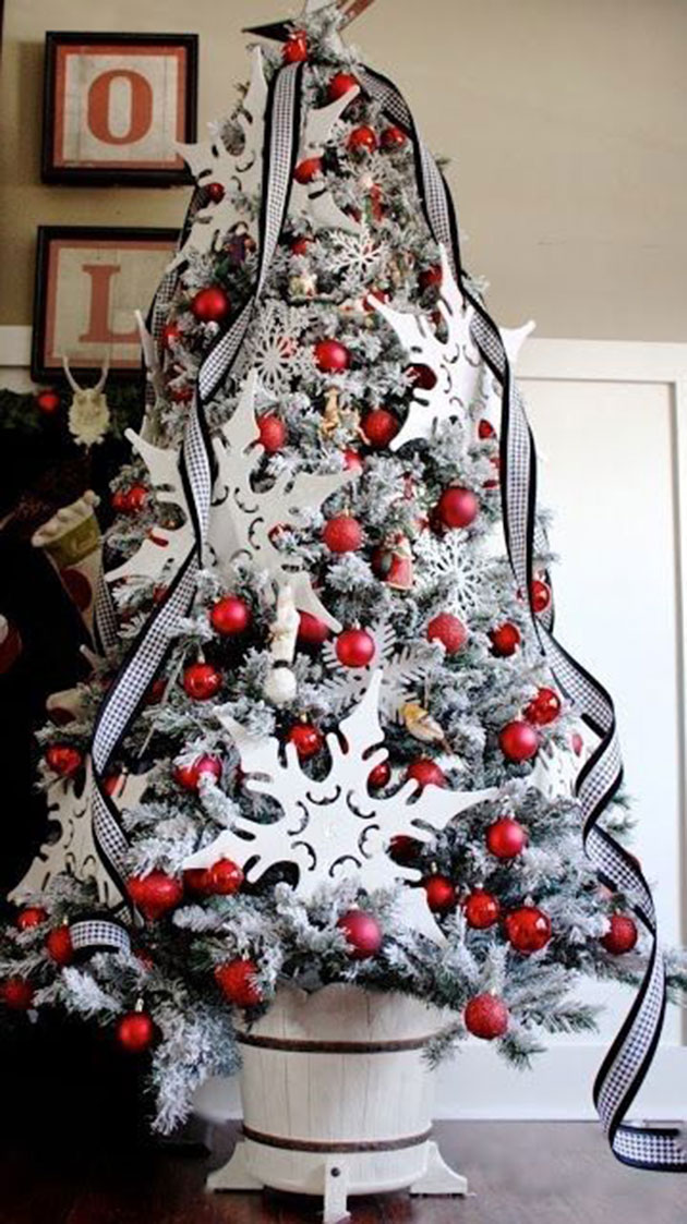 Árbol de navidad decorado con cinta