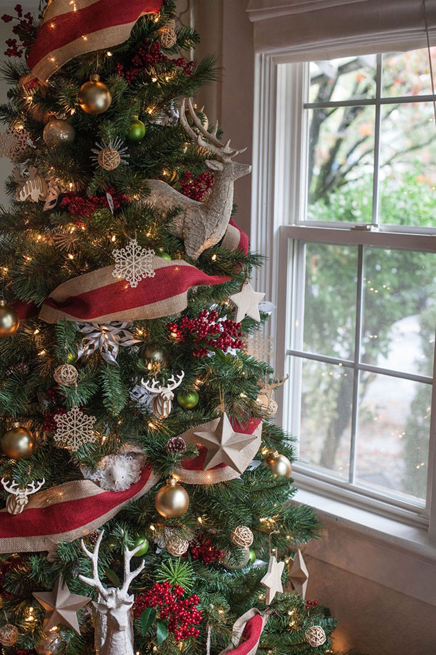 Árbol de navidad decorado con cinta