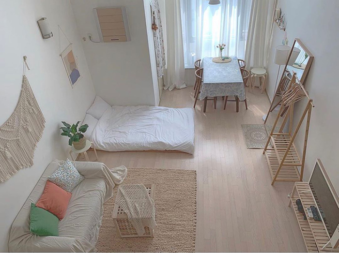 Apartamento monoambiente pequeño con la cama en el suelo