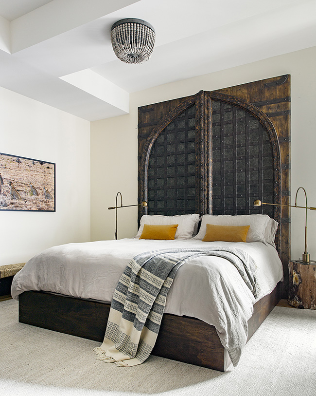Idea para decorar la pared de encima de la cama: Puertas antiguas