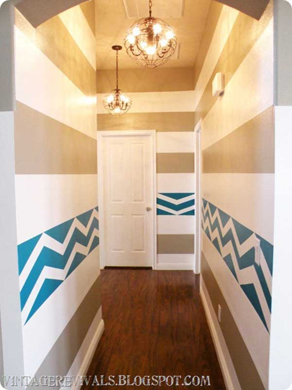 Un pasillo estrecho pintado a rayas horizontales