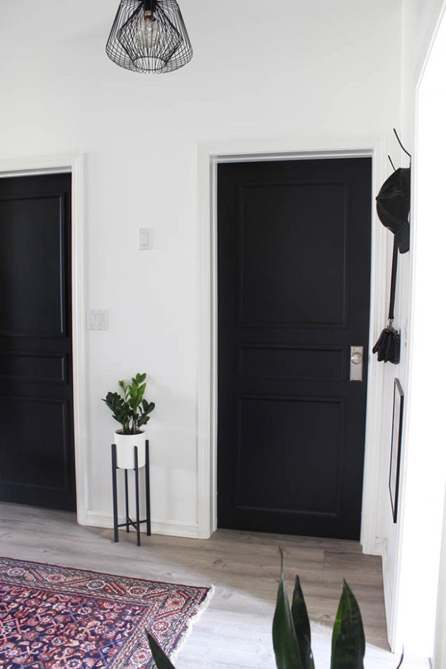 Decoración de puertas interiores pintadas de negro