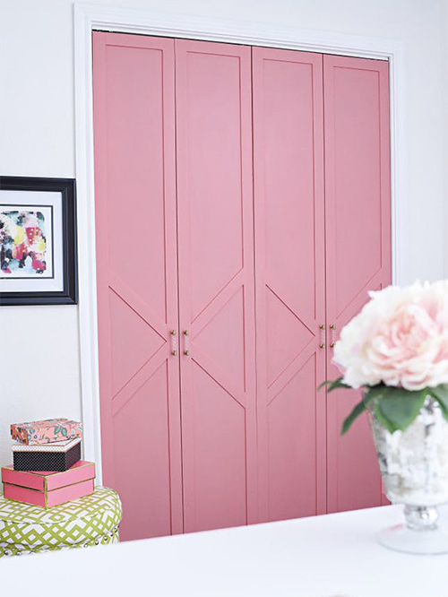 Puertas de armarios pintadas de rosas con molduras