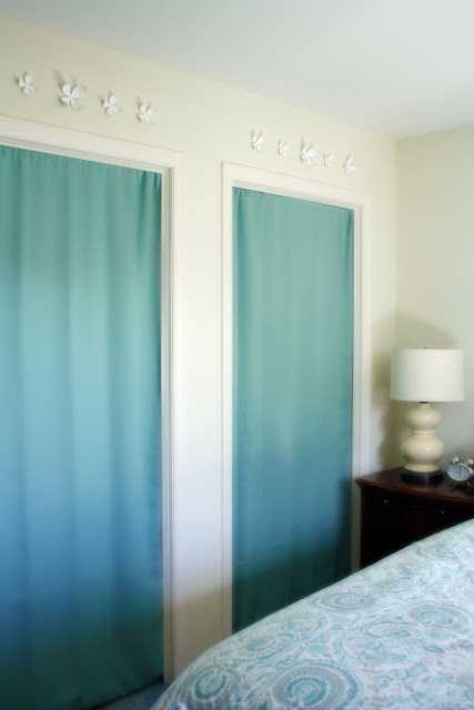Puertas decoradas con cortinas azules