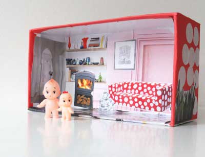 Casa de muñecas con caja de zapatos
