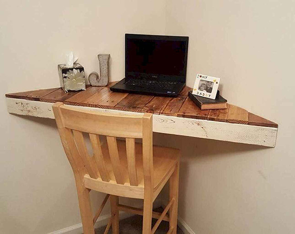 Un escritorio rinconero para montar el despacho en casa en un mínimo espacio