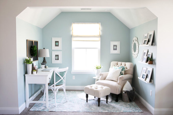 Un despacho en casa en azul y blanco relajante