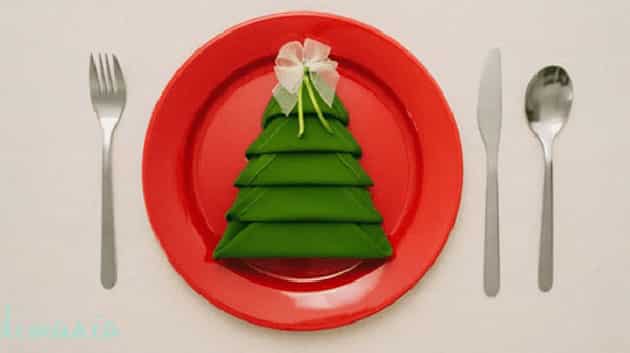 Idea para doblar y presentar la servilleta en la mesa de navidad