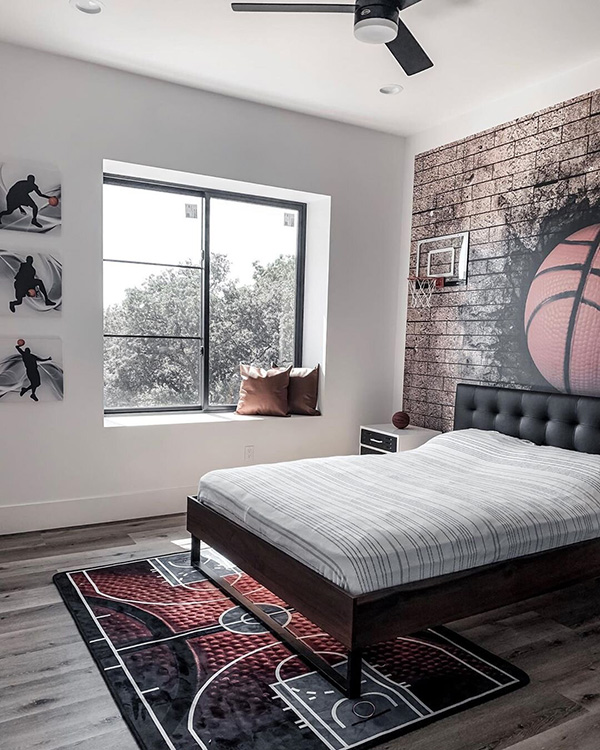 Un dormitorio o cuarto para un chico adolescente con la temática de baloncesto