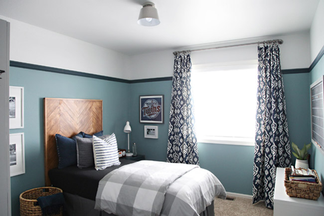 Un dormitorio o cuarto para un chico adolescente en azul y moderno