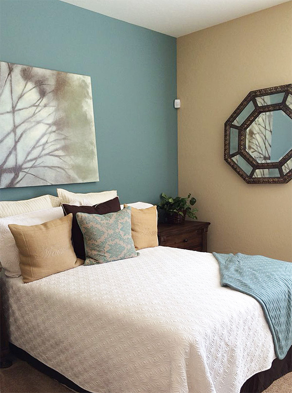 Un dormitorio pintado y decorado de azul