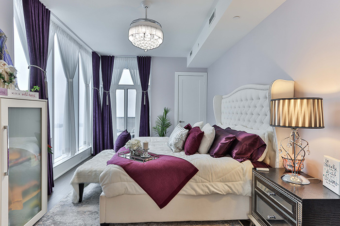 Dormitorio elegante y lujoso con cortinas moradas