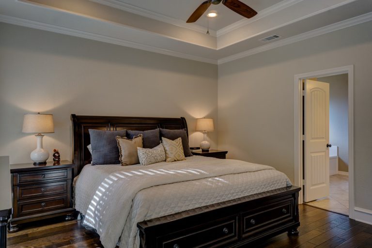 Un dormitorio decorado en tonos neutros