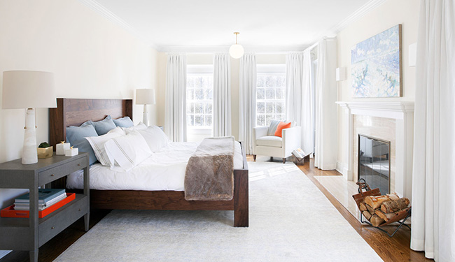 Un dormitorio grande bien decorado
