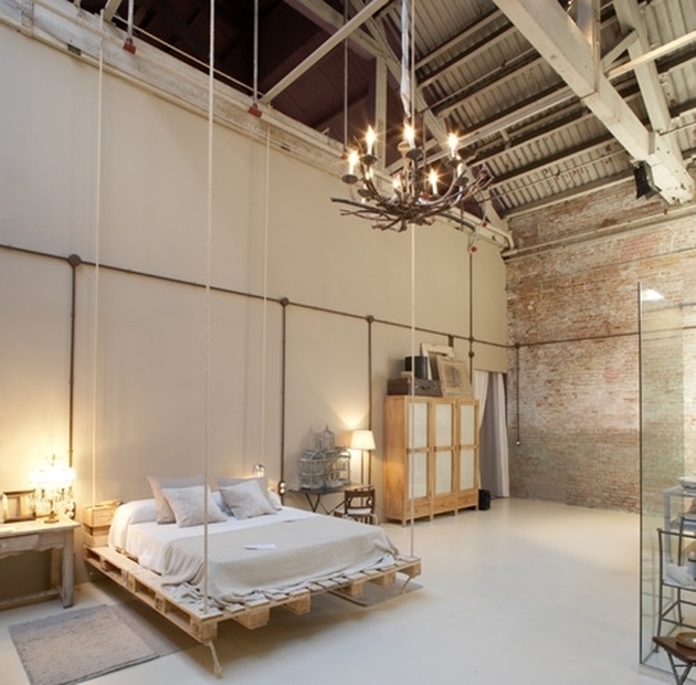 Un dormitorio de matrimonio grande con una cama colgante