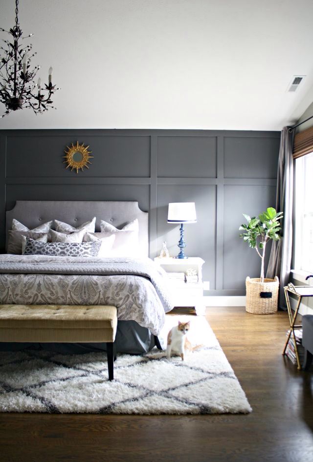Un dormitorio de matrimonio grande decorado con molduras en la pared