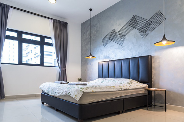 Un dormitorio grande bien decorado