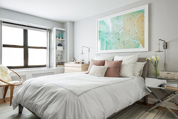 Un dormitorio de matrimonio grande decorado con arte en gran formato