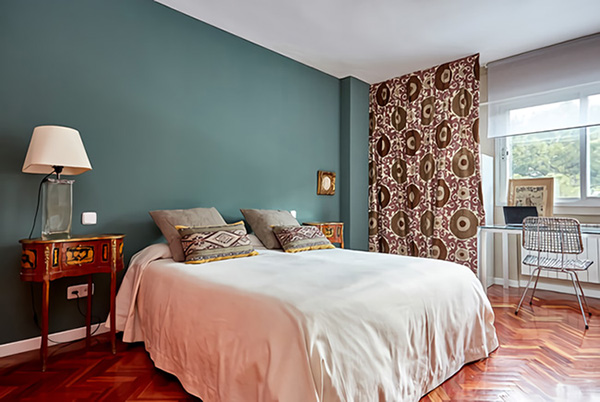 Un dormitorio grande con despacho incluido
