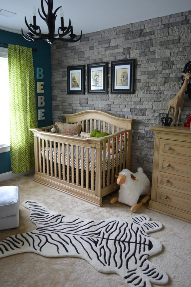 Un dormitorio infantil con una pared de piedra gris