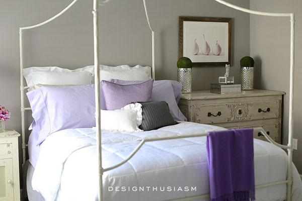 Un dormitorio gris con toques de lavanda