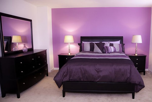 Un dormitorio en color lavanda, negro y blanco