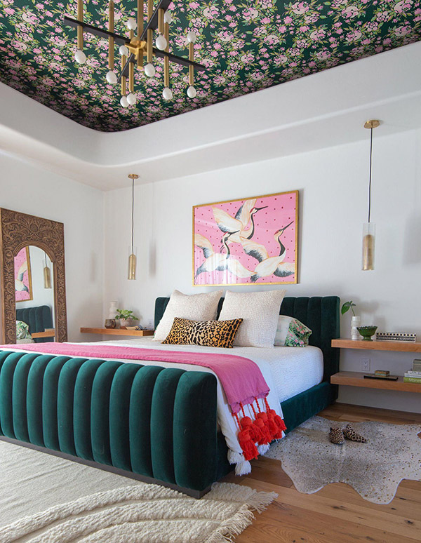Dormitorio de matrimonio alegre y bonito en verde y rosa con el techo empapelado