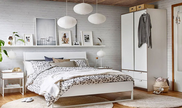 Dormitorio de matrimonio con muebles de IKEA