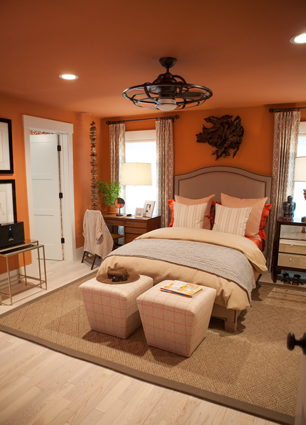 Un dormitorio pintado de naranja