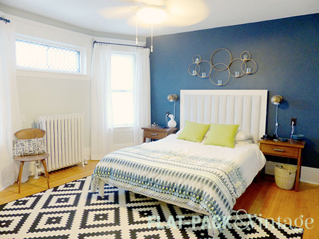 Mavi ve beyaza boyanmış modern bir vintage yatak odası