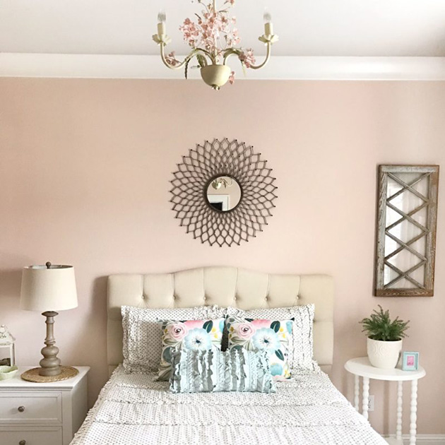 Pembe boyalı modern bir klasik yatak odası