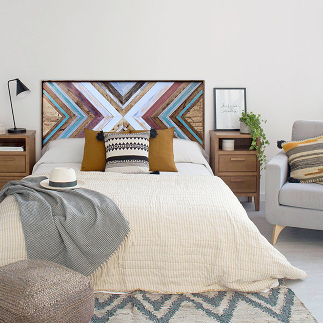 Un dormitorio vintage moderno con un cabecero de madera hecho a mano
