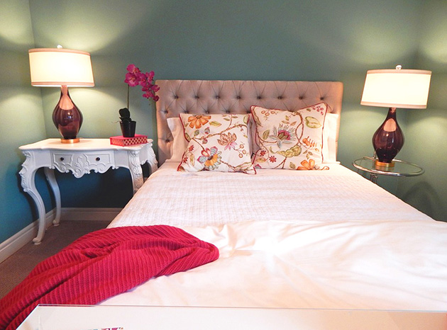 Un dormitorio vintage moderno y pequeño en tonos azules